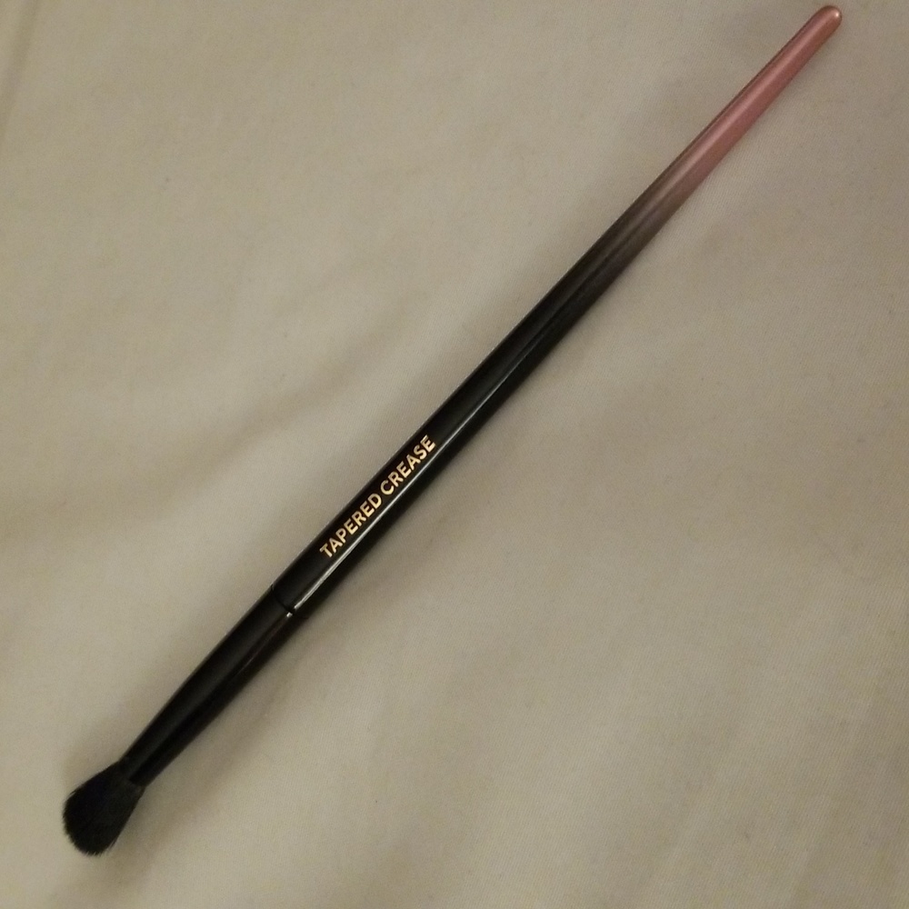 4/25 bundle item. Shades by Shan Tapered Crease Brush